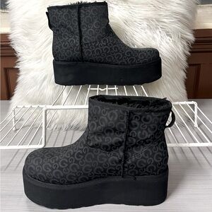 Women guess platform boots